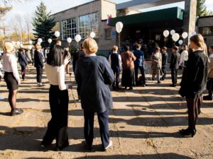 Назван диагноз упавших в обморок школьников на линейке под Псковом