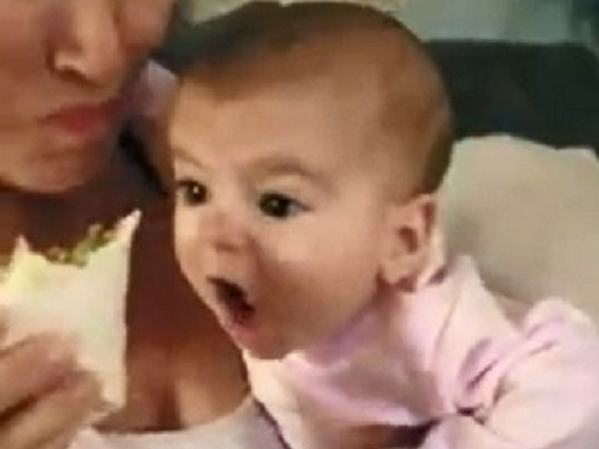 Ролик с младенцем, мечтающим попробовать шаурму, набирает популярность в интернете