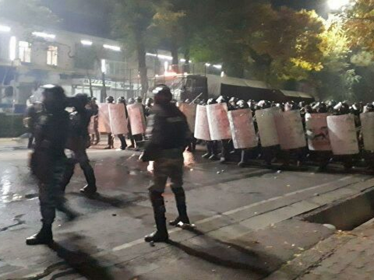 Протесты в Бишкеке: протестующие попытались взять штурмом здание парламента