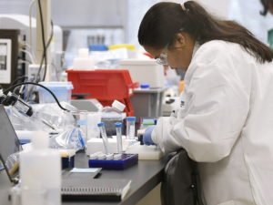 Умер доброволец испытаний оксфордской вакцины AstraZeneca от COVID-19