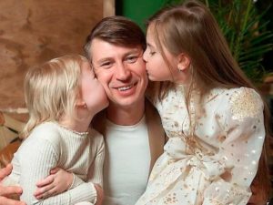 Алексей Ягудин с дочерьми
