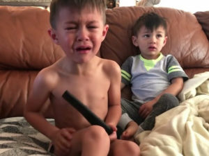 Родители сняли на видео реакцию детей, обманутых в честь Хэллоуина