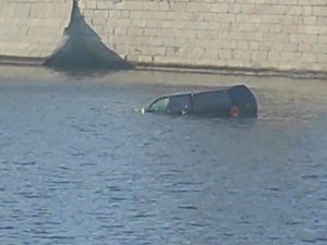 Автомобиль упал в воду