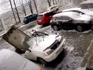 Бетонная плита упала на автомобиль во Владивостоке