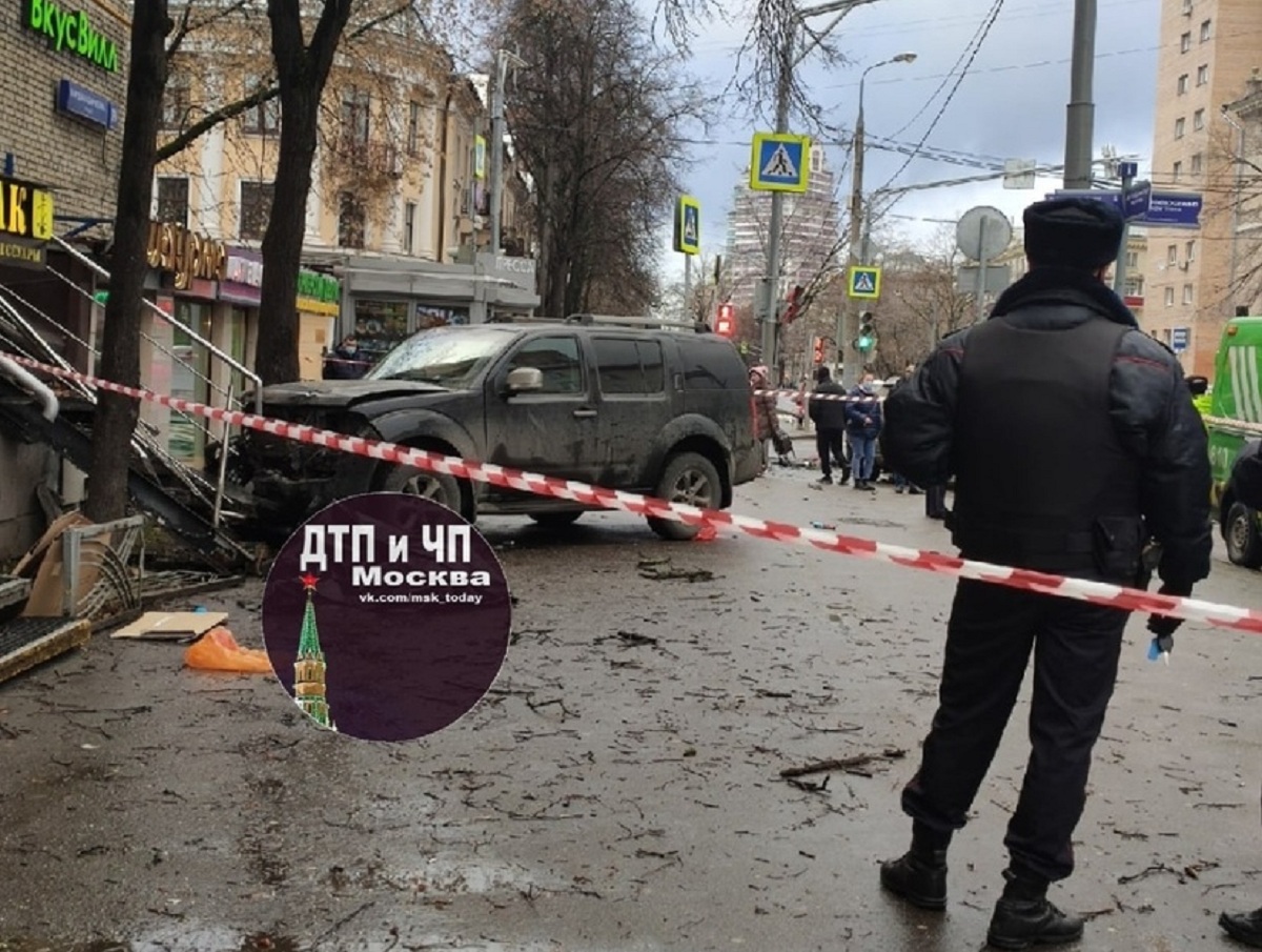 В Москве внедорожник после ДТП выкинуло на тротуар: один человек погиб