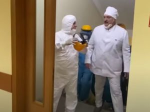 Лукашенко с маской на подбородке