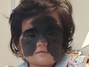 Девочка Луна с маской Бэтмена