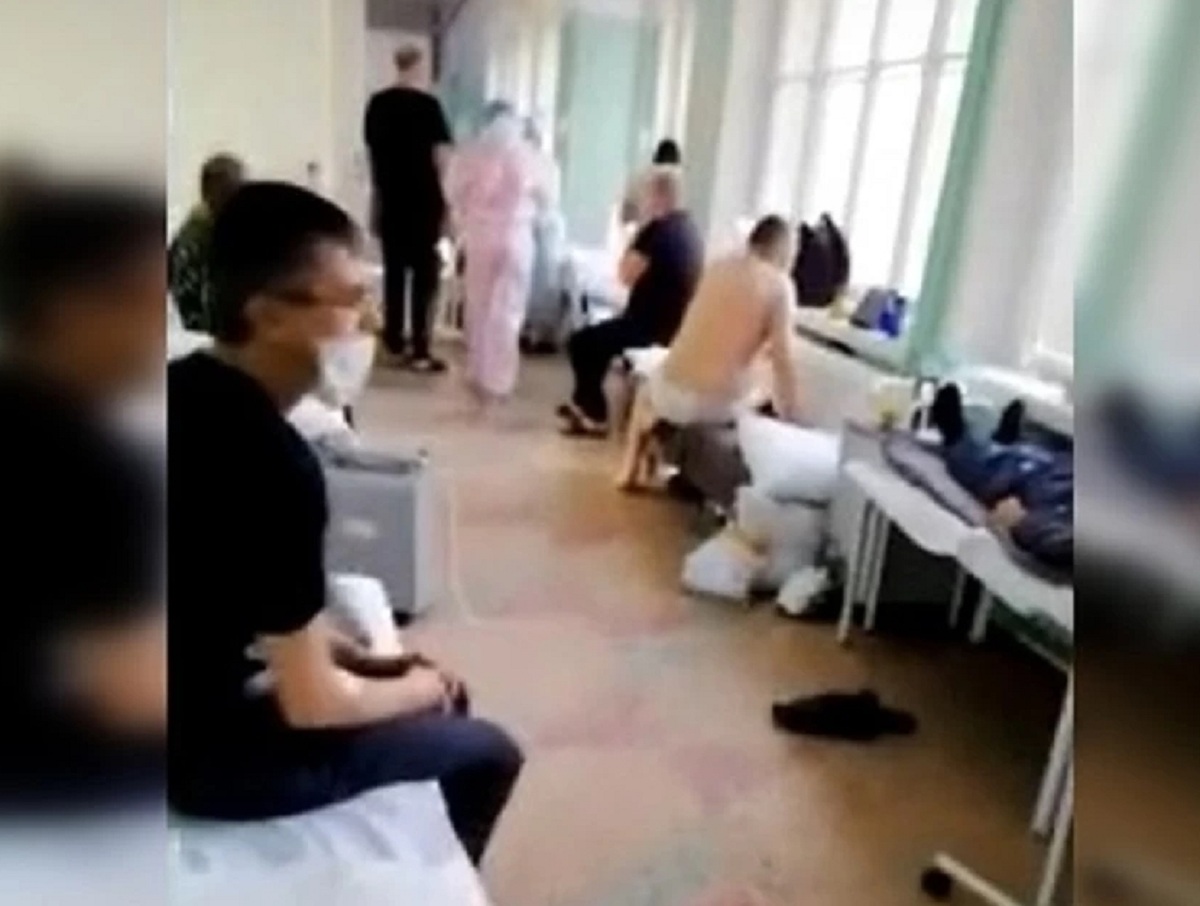 В Новосибирске коридор больницы забили «под завязку» пациентами с COVID-19