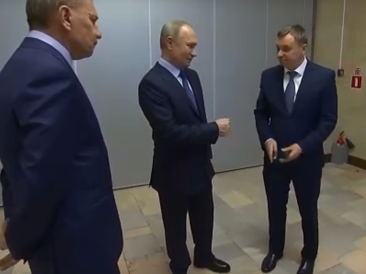 Путин неловко пожал руку ученому