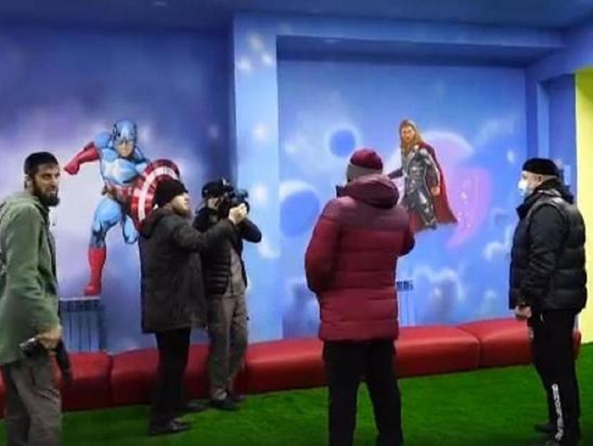 «Разместите наших героев»: Кадырова возмутили персонажи Marvel на стенах детской площадки