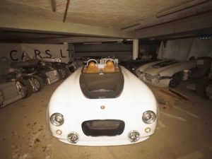 Коллекцию ретро-спорткаров в заброшенном бункере сняли на видео