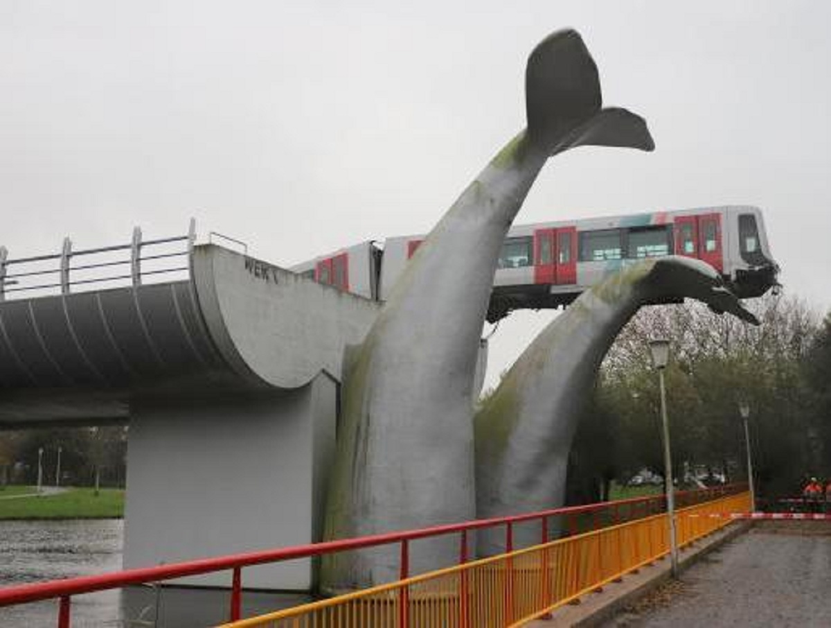 В Нидерландах гигантский кит не дал поезду рухнуть с 10-метровой высоты