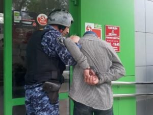 На Урале задержали следователя, воровавшего продукты по хитрой схеме