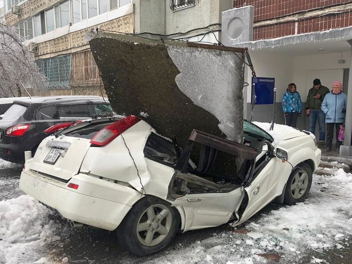 Мужчина чудом спасся, когда на его машину обрушилась бетонная плита