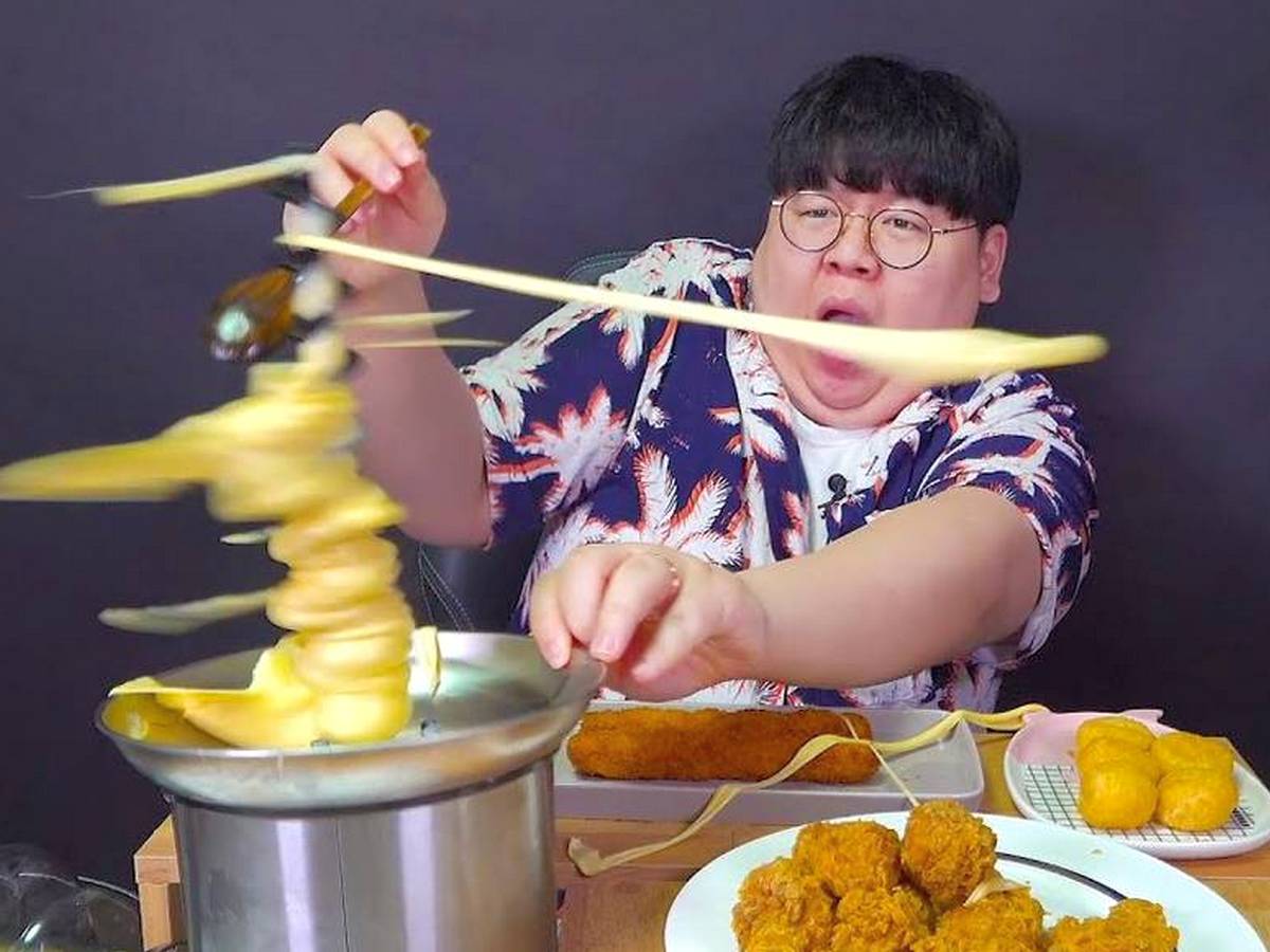 Корейская уличная еда корн доги. Китайцы едят палочками. Еда корейцев. Асмр еда корейцы. Саннакчи живой осьминог корея.