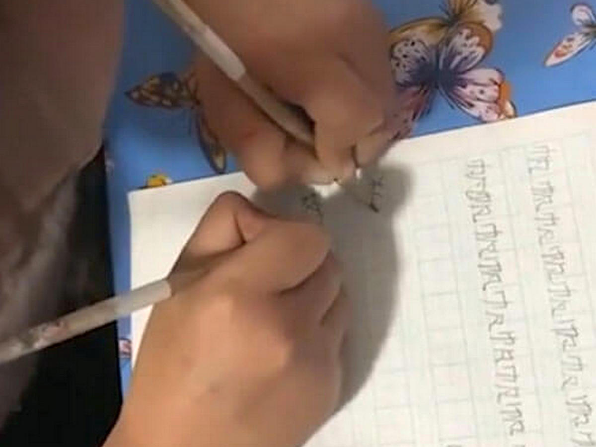 В Сети обсуждают видео со школьницей, выполняющей домашние задания обеими руками
