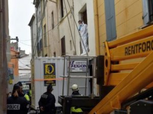 Во Франции с помощью крана эвакуировали из квартиры 300-килограммового мужчину