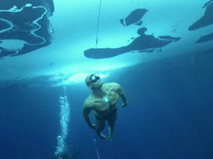 Фридайвер установил мировой рекорд, проплыв под водой двести метров