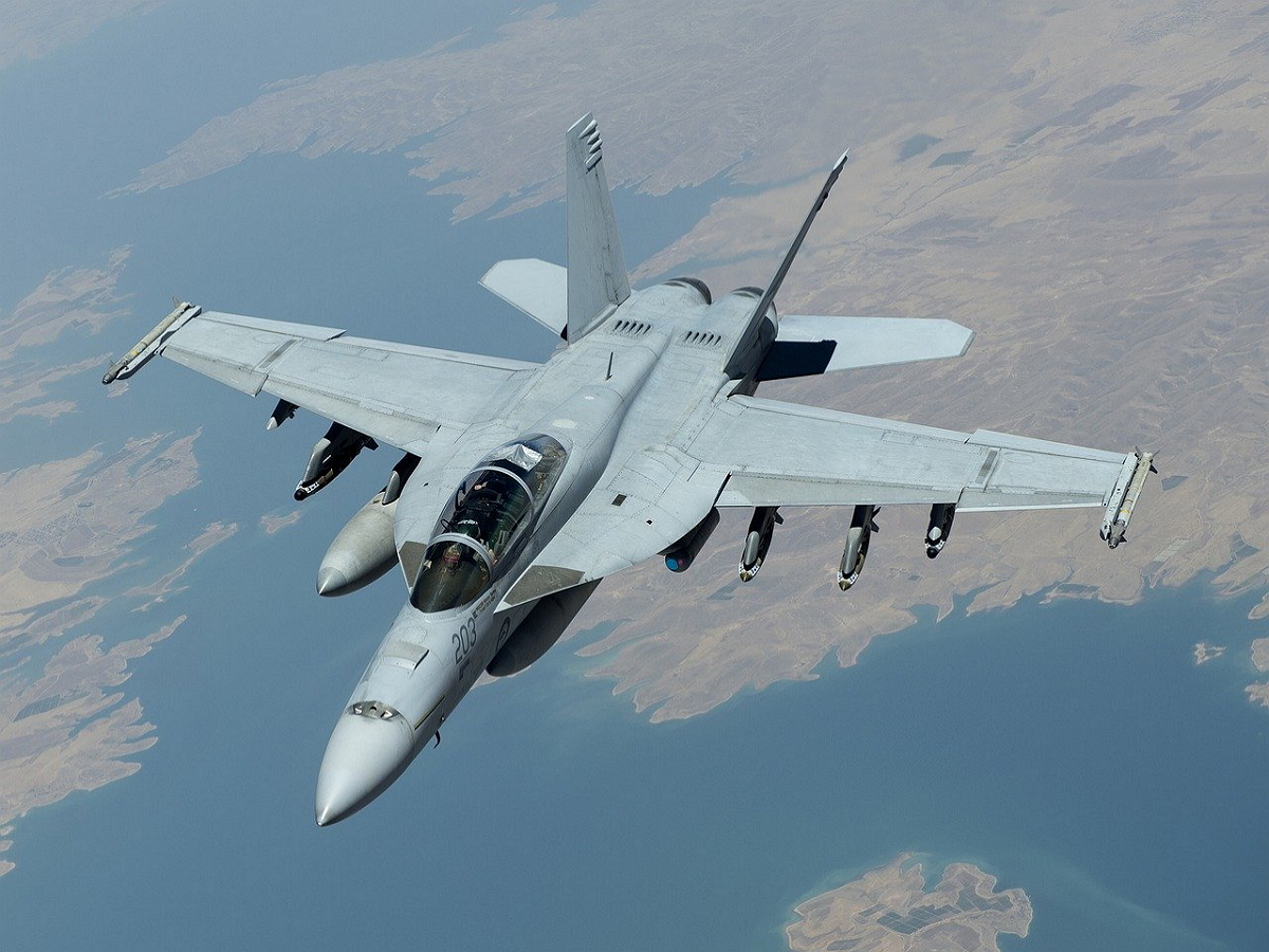 Эффектный маневр истребителя F-18 восхитил Сеть