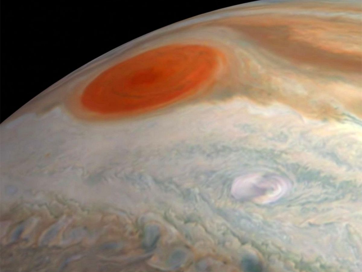 NASA опубликовало видео полета над Юпитером