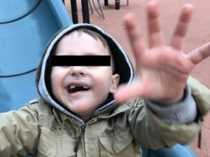 Лицо ребенка с ухмылкой