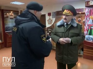 Лукашенко вручили черный берет ОМОН