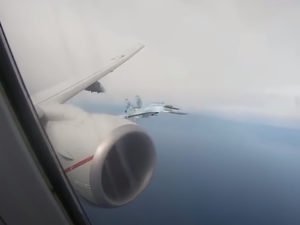 Опасный маневр Су-35