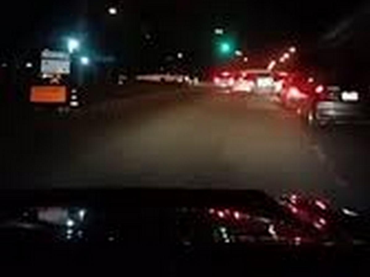 Безумный светофор шокировал автовладельцев и попал на видео