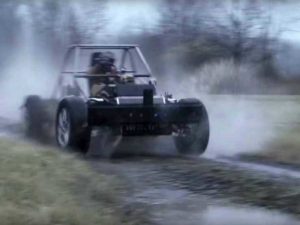 Автолюбители обсуждают испытание голого шасси в США