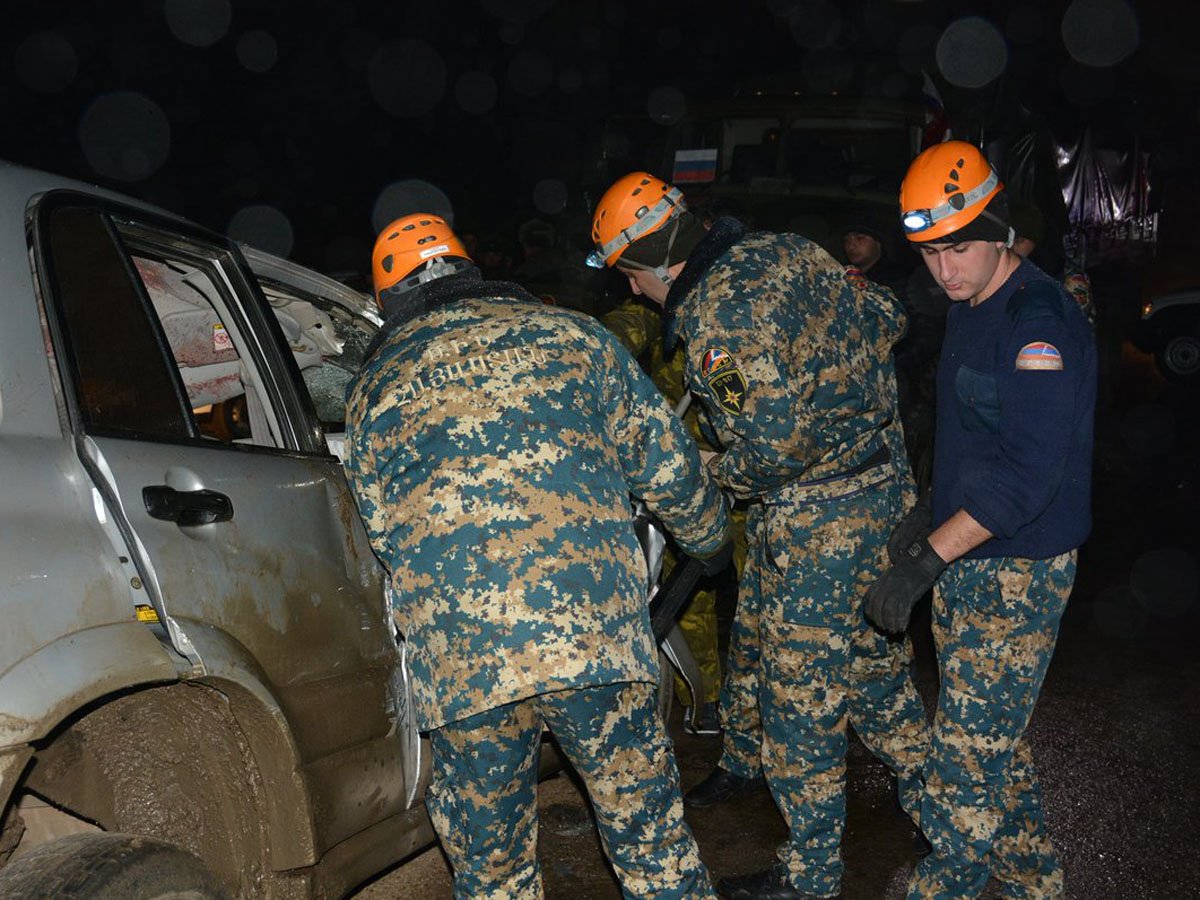 Внедорожник протаранил российский военный патруль в НКР