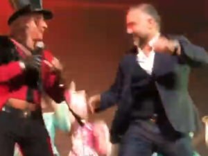Зритель влез на сцену к Леонтьеву