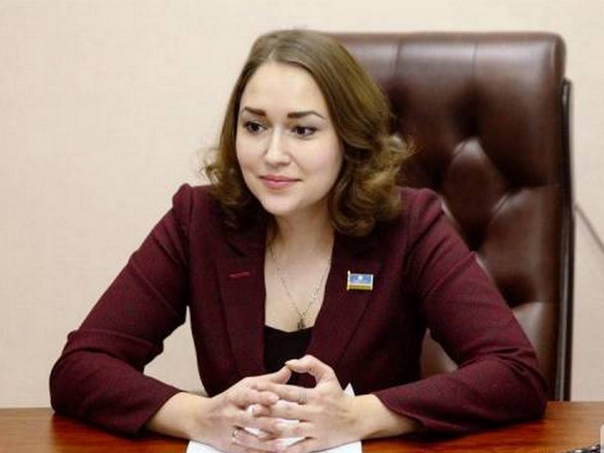 Декольте якутского министра отвлекло депутата от заседания