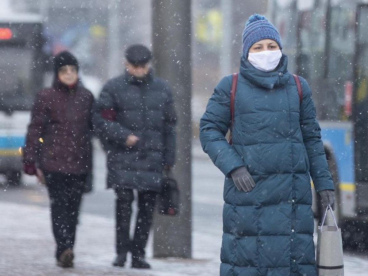 Врачи предостерегли россиян от ношения маски на улице в мороз