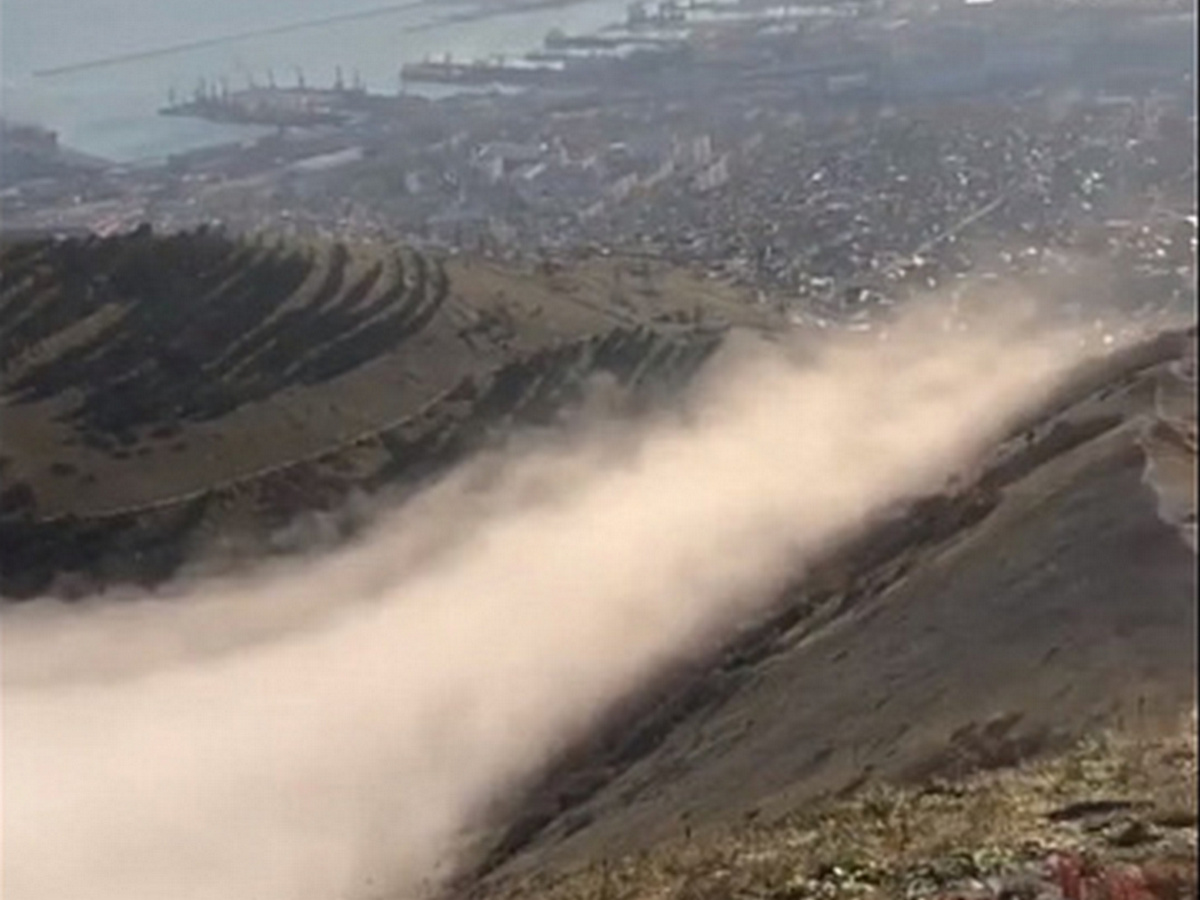 Водопад из облаков сняли на видео в Новороссийске