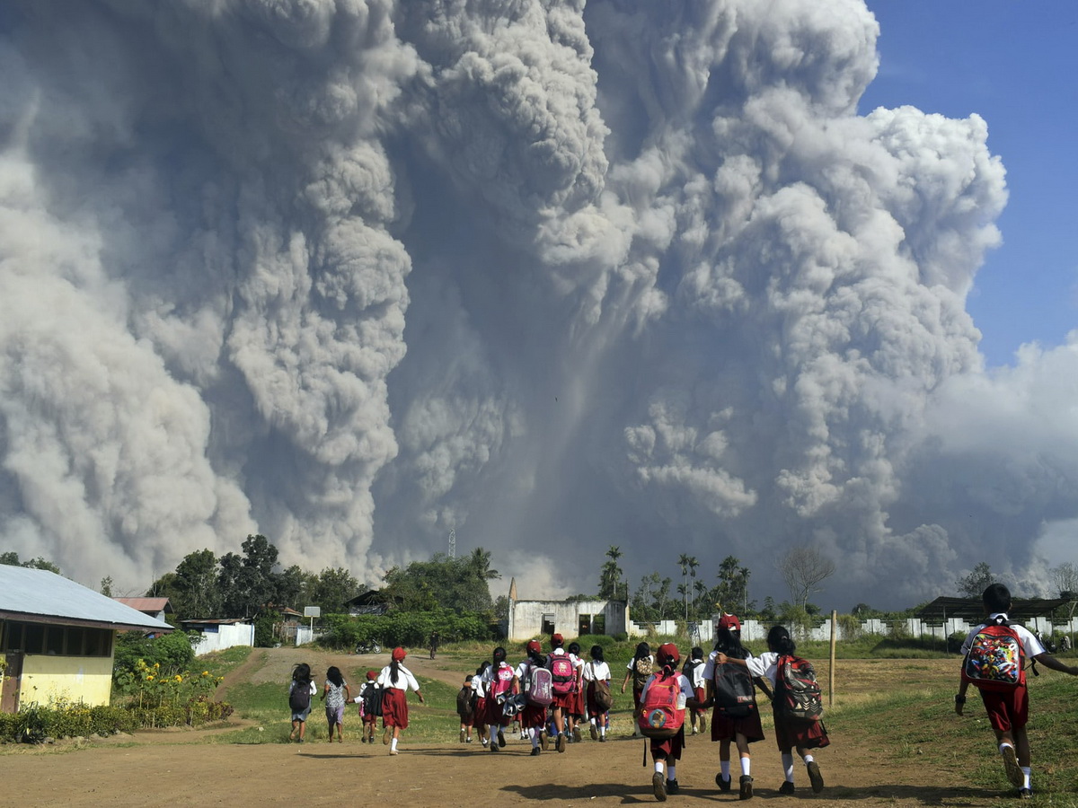 В Индонезии тысячи людей спасаются бегством после извержения вулкана