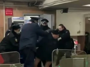 Задержание буйного пассажира московского метро попало на видео