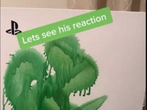 Девушка наказала своего парня за любовь к PlayStation 5