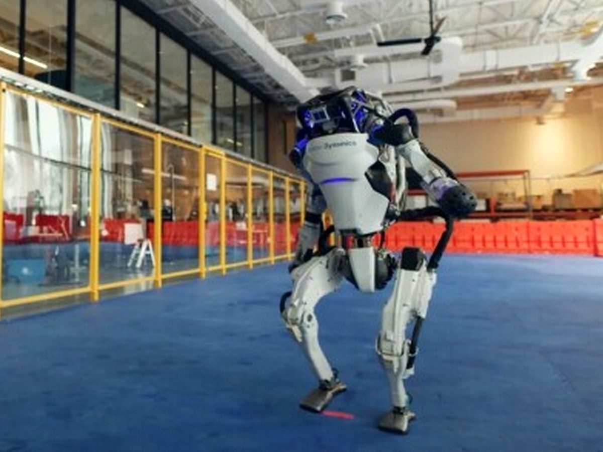 Новогоднее видео с роботами Boston Dynamics