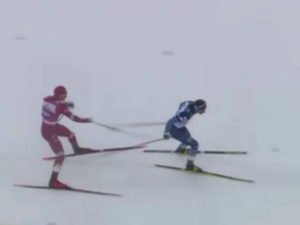 Большунов ударил палкой лыжника