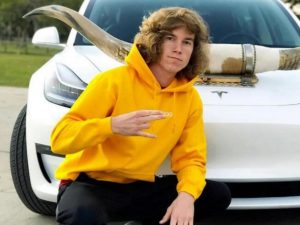 Дэнни Дункан устроил праздник незнакомым соотечественникам, одарив их деньгами и автомобилем.