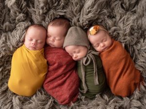 Молодожены усыновили четверых детей, а потом у них родились четверняшки
