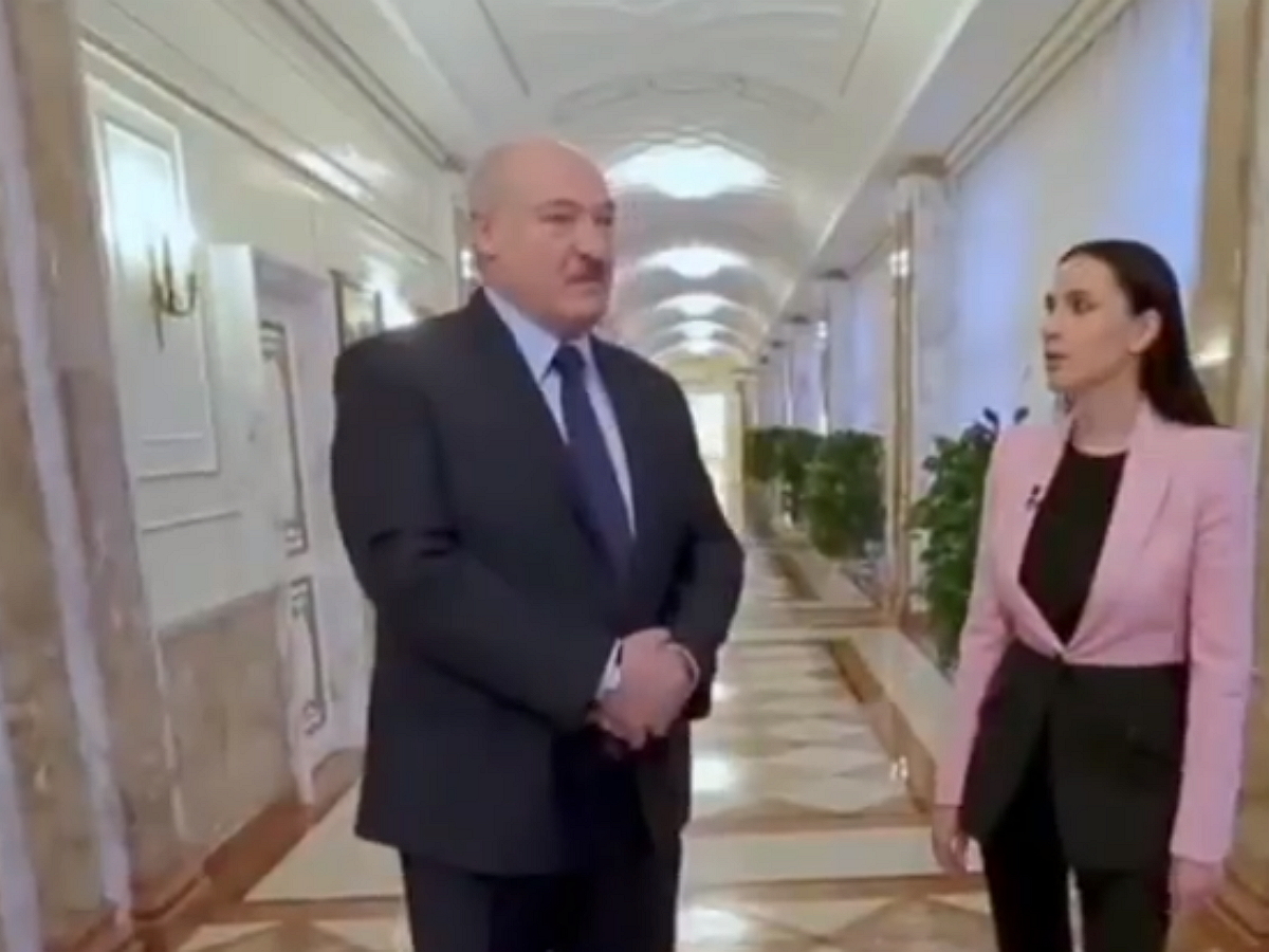 “С петухами?”: резидент Comedy Club Андрей Скороход высмеял Лукашенко после интервью Аскер-заде