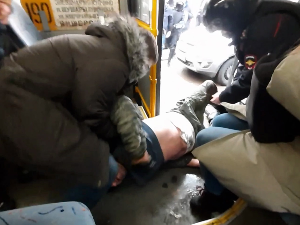 Полиция применила газ на акции протеста в Петербурге