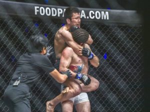 Боец ММА вынудил соперника сдаться, запрыгнув ему на спину