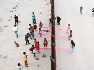 Качели на границе США и Мексики