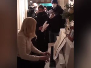 Анастасия Васильева играет на рояле