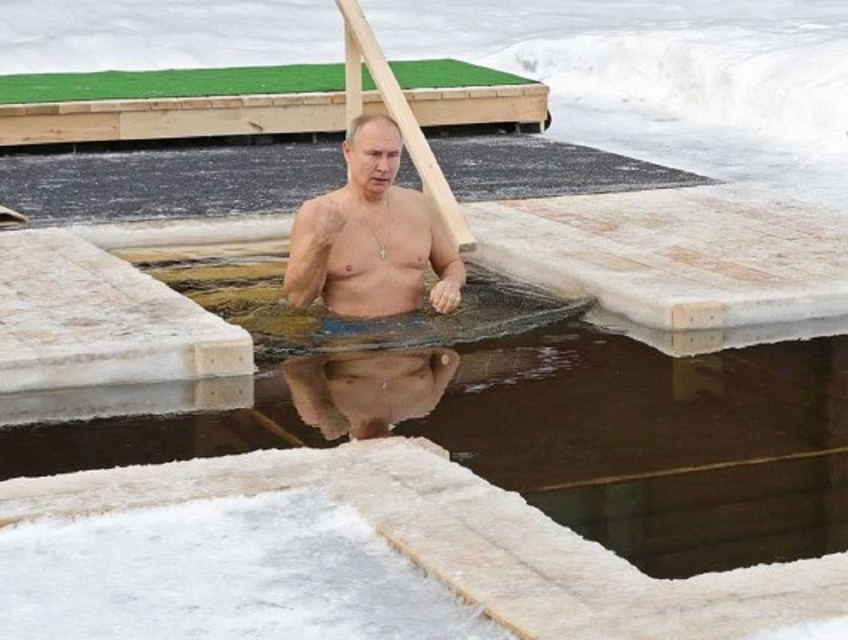 Владимир Путин в синих трусах окунулся в крещенскую прорубь