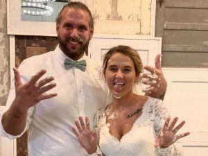 Жених на свадьбе запустил торт в лицо невесте