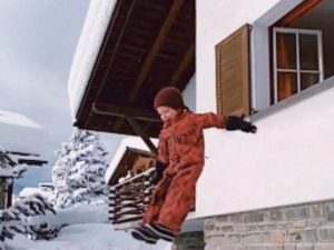 В Швейцарии ребёнок спрыгнул со второго этажа вниз и 