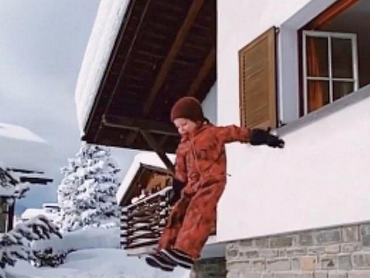 В Швейцарии ребёнок спрыгнул со второго этажа вниз и 